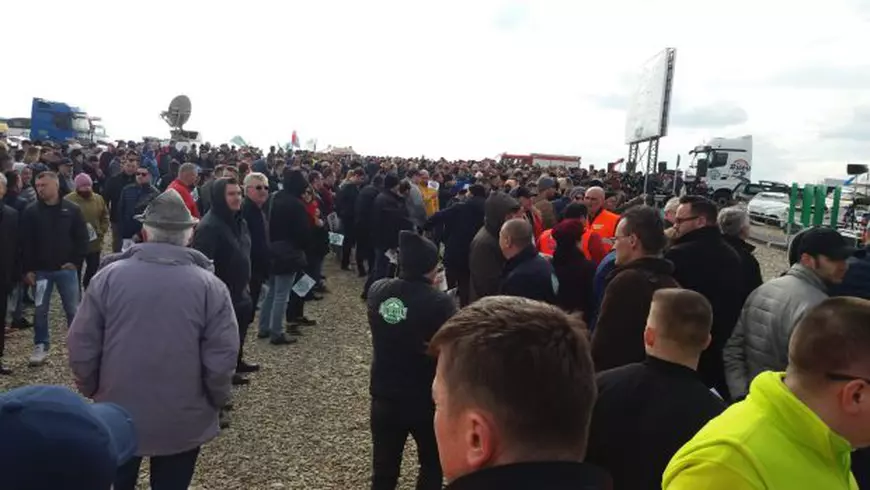 VIDEO&FOTO/ Mii de oameni, la inaugurarea singurului metru de autostradă din Moldova. Unii participanți au venit în costume de daci