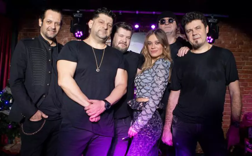 VIDEO/ Și ei au pățit ”rușinea” pe scenă! Tavi Colen și iubita lui au uitat versurile piesei