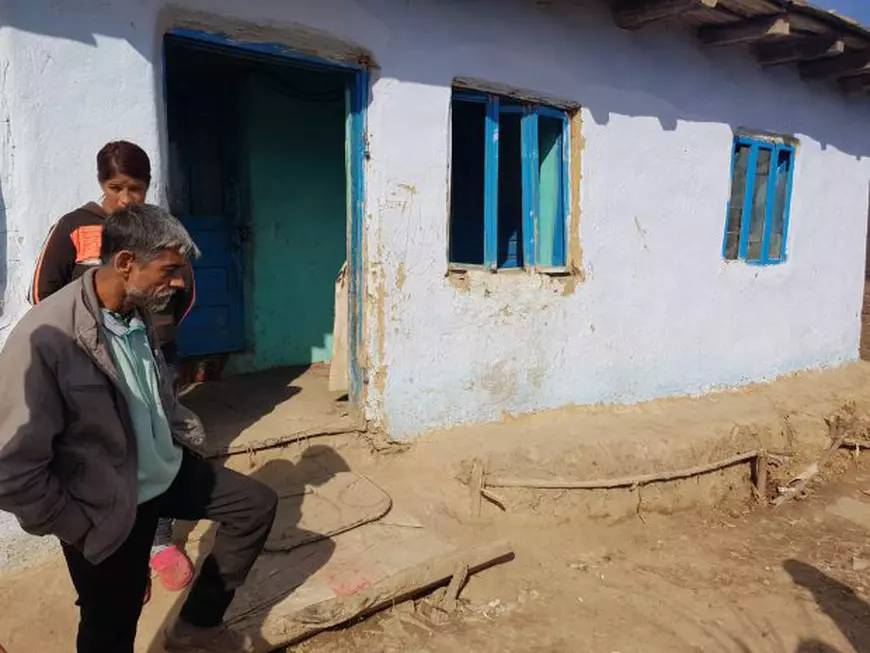 Opt frați din Vaslui, ținuți în frig, nespălați și flămânzi, au fost luați din familie și dați în plasament. Reacția părinților: «N-a murit nici un copil! De ce ni i-au luat?»/ FOTO