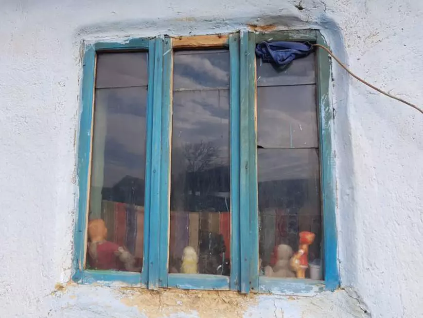 Opt frați din Vaslui, ținuți în frig, nespălați și flămânzi, au fost luați din familie și dați în plasament. Reacția părinților: «N-a murit nici un copil! De ce ni i-au luat?»/ FOTO