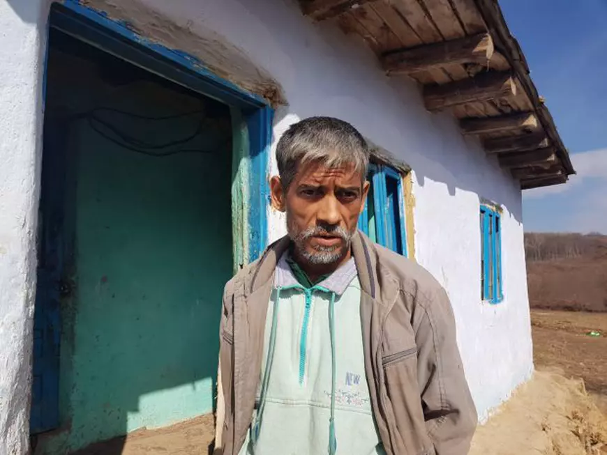 Opt frați din Vaslui, ținuți în frig, nespălați și flămânzi, au fost luați din familie și dați în plasament. Reacția părinților: «N-a murit nici un copil! De ce ni i-au luat?»/ FOTO