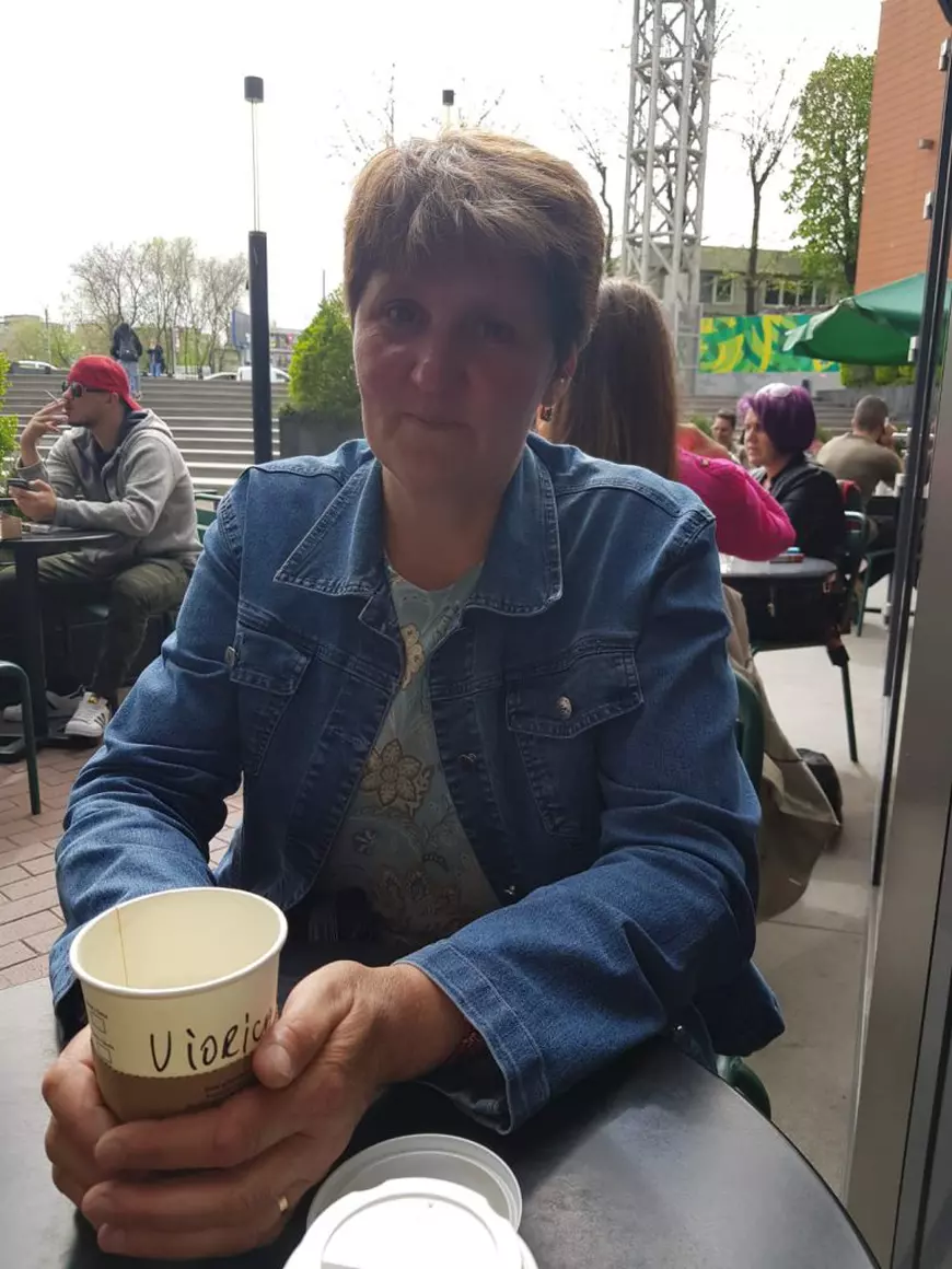 VIDEO / O femeie de 50 de ani a murit electrocutată în cireș! Compania CEZ Oltenia susține că nu are nici o vină, deși patru cabluri treceau prin coroana pomului și au fost dezafectate abia după tragedie!