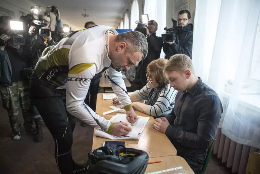 Vitaly Klitschko a venit pe bicicletă pentru a vota la alegerile prezidențiale din Ucraina