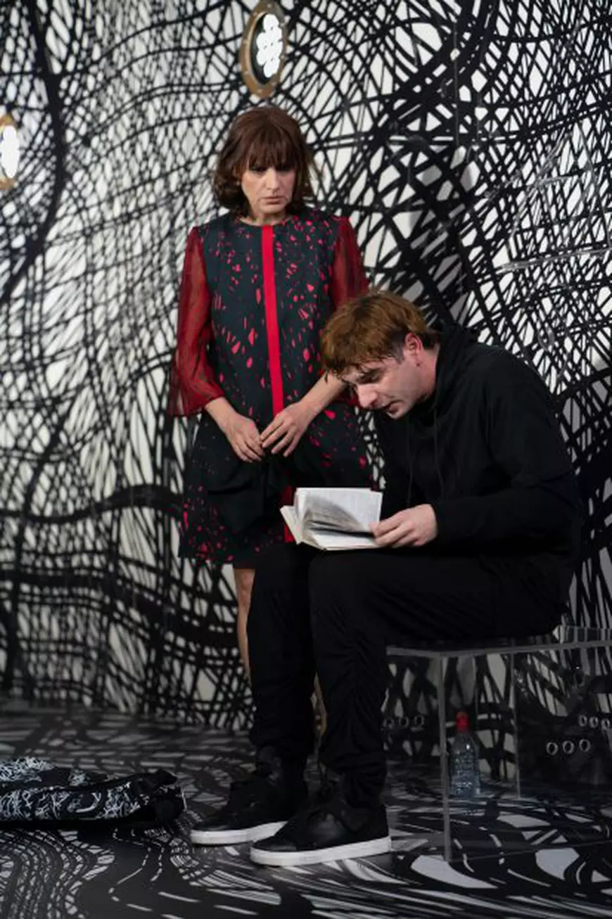 Recomandările culturale ale săptămânii. Un spectacol despre fanatismul religios lângă o carte despre arta subtilă a nepăsării