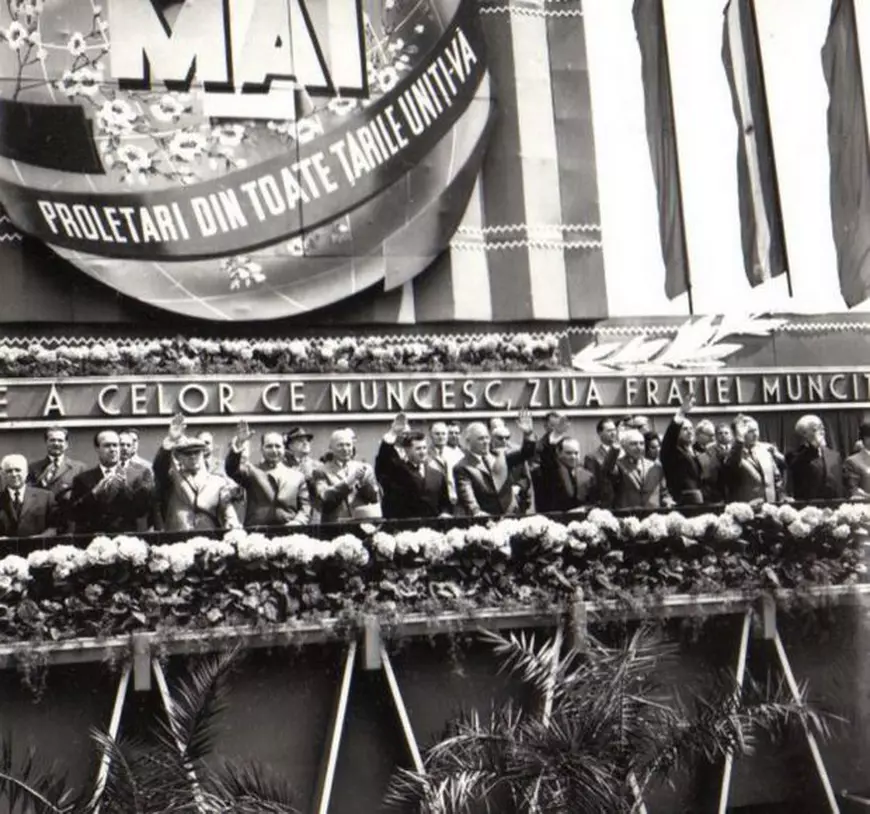 Nicolae Ceaușescu, alături de liderii comuniști, la o defilare de Ziua Muncii