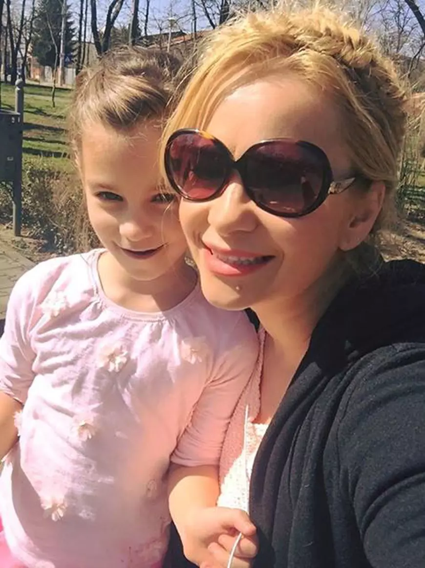 VIDEO/ Paula Chirilă o învață pe fiica ei tradiții românești. “Vopsim ouăle cum făcea bunica mea când eram eu mică”
