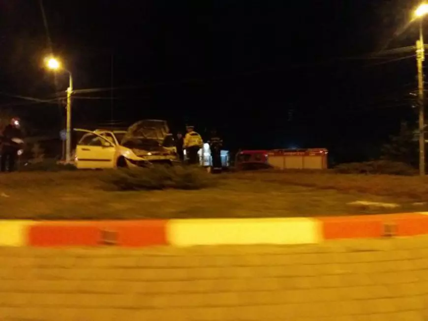 FOTO | Un șofer beat s-a "urcat" cu mașina pe un sens giratoriu la Ploiești