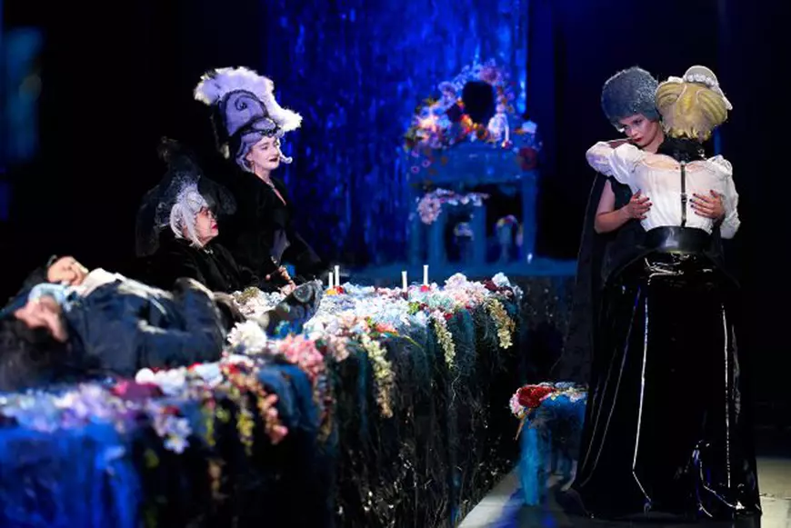 OPINIE/ Aplauze pentru regizorul Cristi Juncu, pentru că a montat la Teatrul Mic un spectacol care privește neutru către violuri!