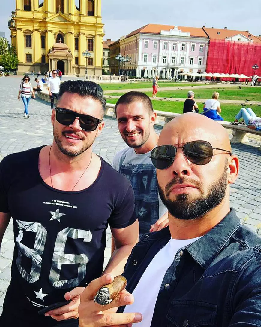 “Vulturii de noapte” lasă cluburile pentru mănăstiri. Victor, Giani și Cătălin vor să facă un tur cu rulota prin Bucovina