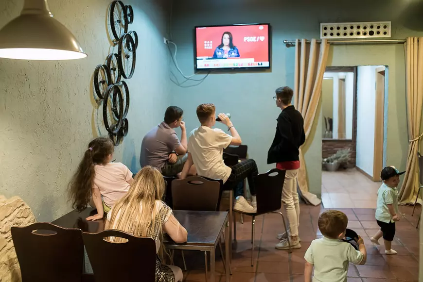 Cum cresc copiii români născuți în diaspora! Părinții ciocnesc ouă, dar tinerii se uită la alegerile generale din Spania și se tem de partidul Vox, de extremă dreapta