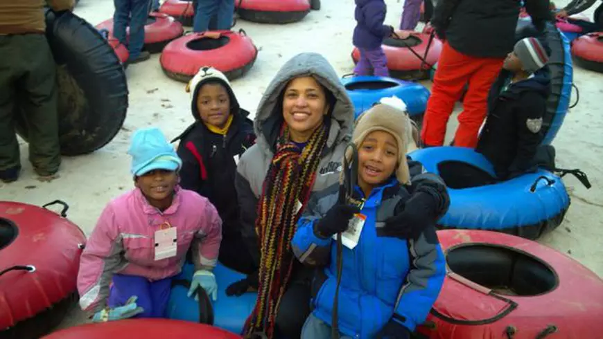 Povestea incredibilă a femeii care și-a născut nepoții tripleți la 55 de ani