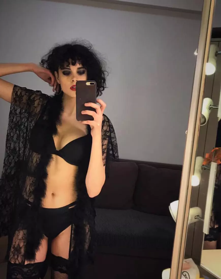 Diana Sar este damă de companie într-o piesă de teatru 