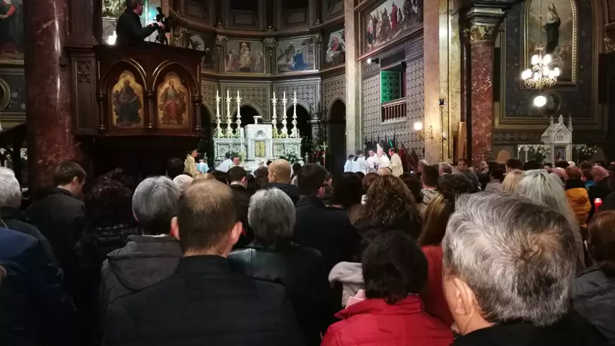 Un milion de români sărbătoresc Paștele Catolic. Credincioșii au participat, sâmbătă noapte, la Slujba de Înviere