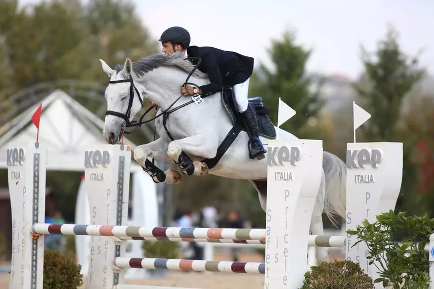 Fiul folkistului Emeric Imre e vedetă în Italia, dar nu în muzică, ci-n echitație! Cristian e jocheu profesionist