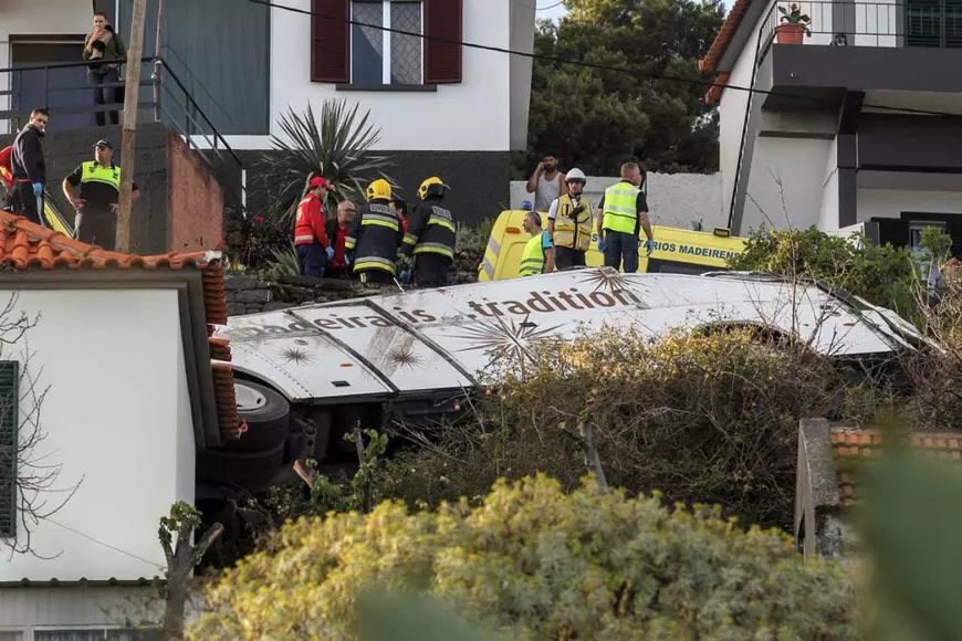 VIDEO | 29 de turiști au murit, după ce un autocar a căzut într-o prăpastie, pe insula portugheză Madeira. Sunt și 27 de răniți, dintre care șapte în stare gravă