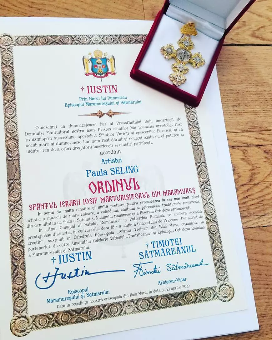 Paula Seling, premiată de Biserică înainte de Paște. Cântăreața a primit Ordinul Sfântul Ierarh Iosif Mărturisitorul din Maramureș