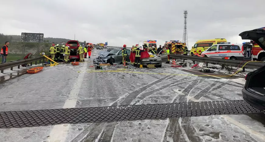 Peste 50 de mașini implicate într-un accident pe o autostradă din Germania