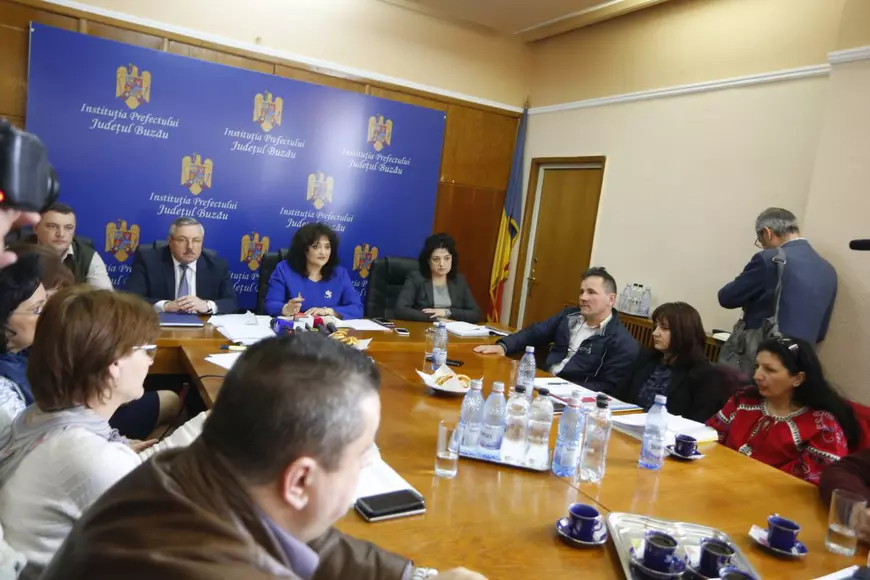 Prefectul județului Buzău dezaprobă gestul primarului care a turnat bere pe cadavrul unui urs, dar nu îl sancționează: „E modul dânsului de a se comporta”