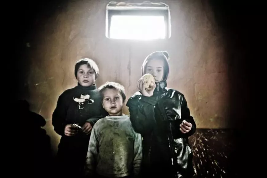 Vasile Ernu, articol dur în Libertatea despre dezastrul din Educație și cele 2.300 de școli cu toaleta în curte: „Când ne mor copiii în fosă. Lupta împotriva sărăciei: despre un nou contract social”