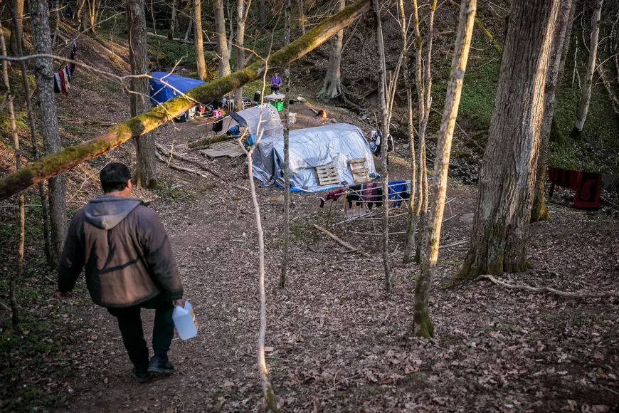 În căutarea lui Gică - românul omorât într-un parc din Huskvarna, Suedia, de doi adolescenți. Paște în pădure cu cei mai nevoiași dintre compatrioți (1)