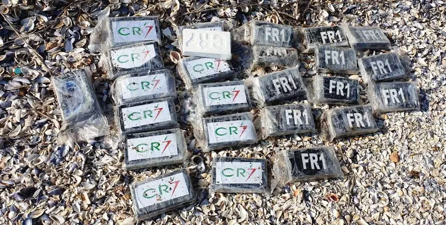 Peste 130 de kilograme de cocaină au fost găsite pe litoral în 48 de ore! Nume de cod precum „Cartier” și „CR-7”, scrise pe pachete