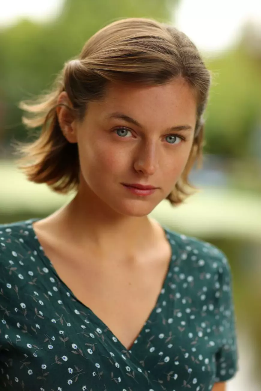 Cât de frumoasă este Emma Corrin, actrița care o va juca pe Prințesa Diana în noul sezon al ”The Crown”