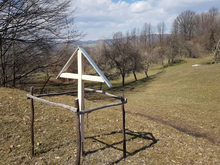 La marginea curţii lui nemărginite de vreun gard, Ion a ridicat o cruce de lemn.