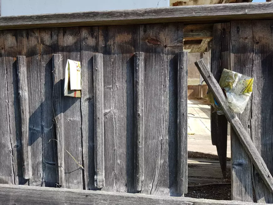 Şipcile din gard au fost cioplite manual, cu barda, acum o sută de ani. 