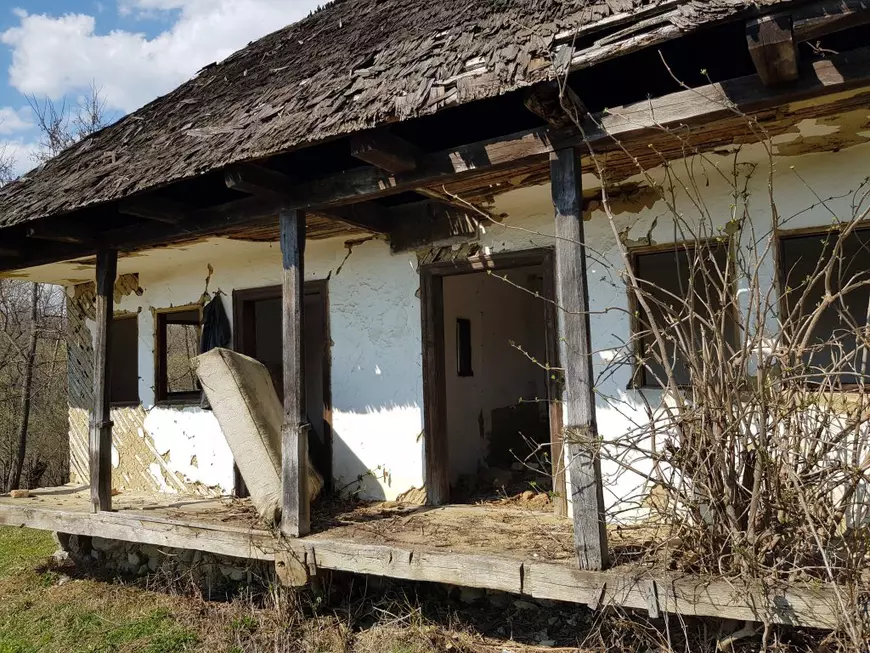 Aici a locuit cândva familia lui Pătru Ion. În interior au mai rămas câteva bucăţi dintr-un cadru de pat.