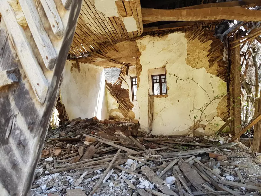 Casa Nataliei avea prispă, două odăi, un foişor şi un iatac în spate. 