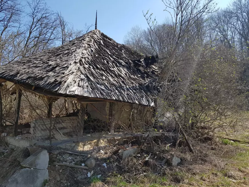 „Casa a stat în picioare până iarna asta. A dat Dumnezeu zăpadă mare şi s-a dus”, spune ghidul nostru.