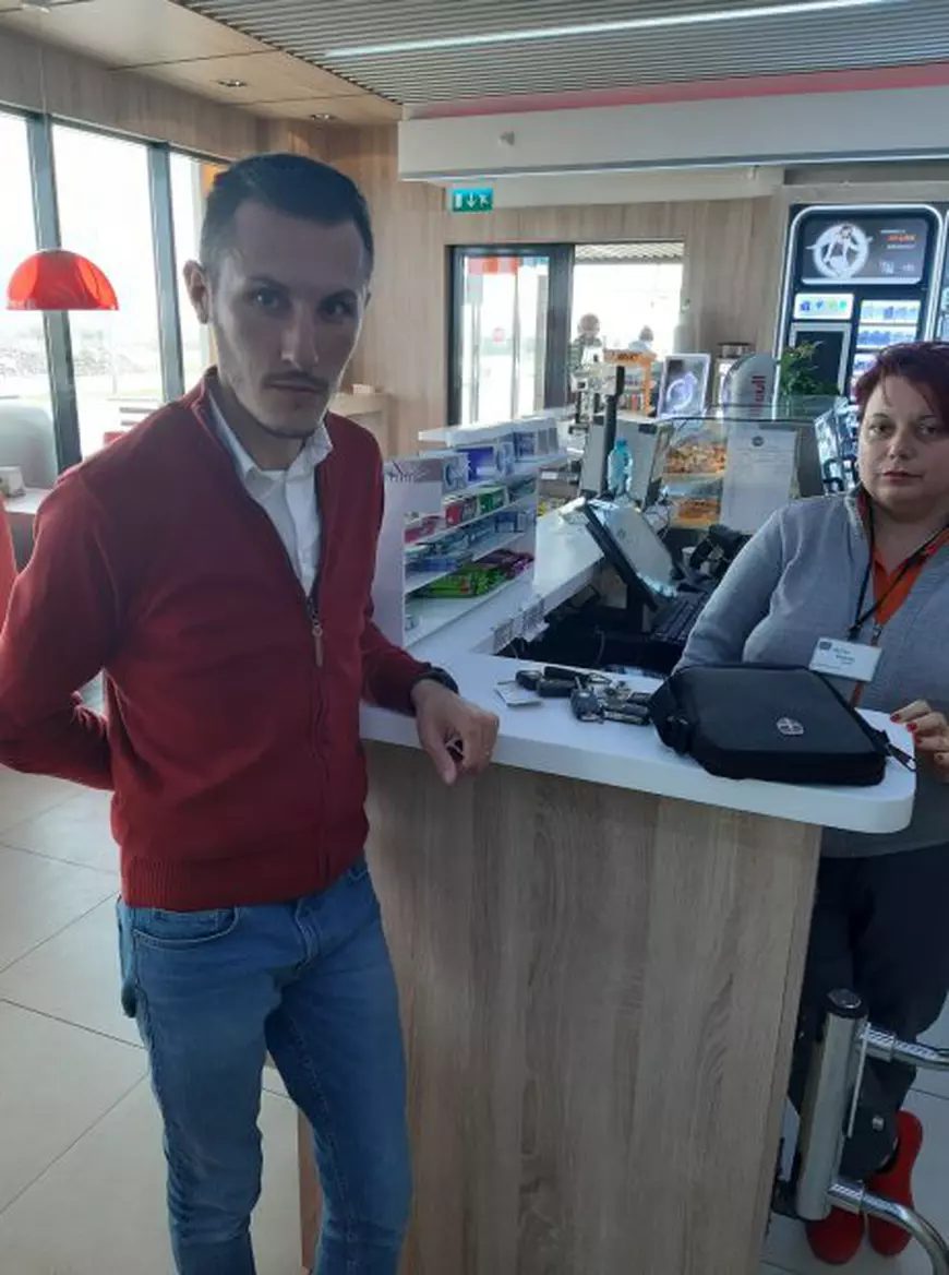 Geantă plină cu bani descoperită de un sibian în toaleta unei benzinării! Ce a făcut bărbatul mai departe