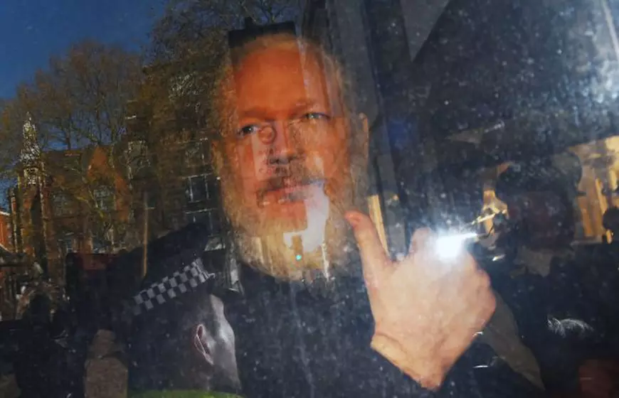FOTO și VIDEO | Julian Assange a fost arestat! Fondatorul WikiLeaks a fost găsit vinovat de încălcarea termenilor eliberării pe cauţiune. Ce pedeapsă riscă