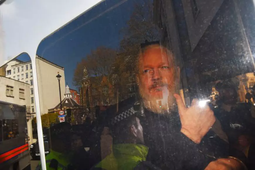 FOTO și VIDEO | Julian Assange a fost arestat! Fondatorul WikiLeaks a fost găsit vinovat de încălcarea termenilor eliberării pe cauţiune. Ce pedeapsă riscă