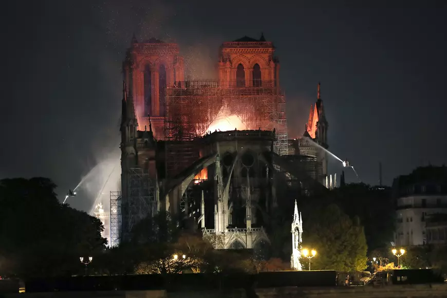 UPDATE | Incendiul de la Catedrala Notre-Dame din Paris a fost stins după 9 ore! Donald Tusk: „Europa va ajuta la reconstrucție”