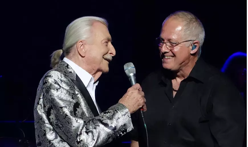 Erlend Krauser, chitaristul din Phoenix care a plecat din România ascuns într-o boxă, se întoarce acasă după 42 de ani!