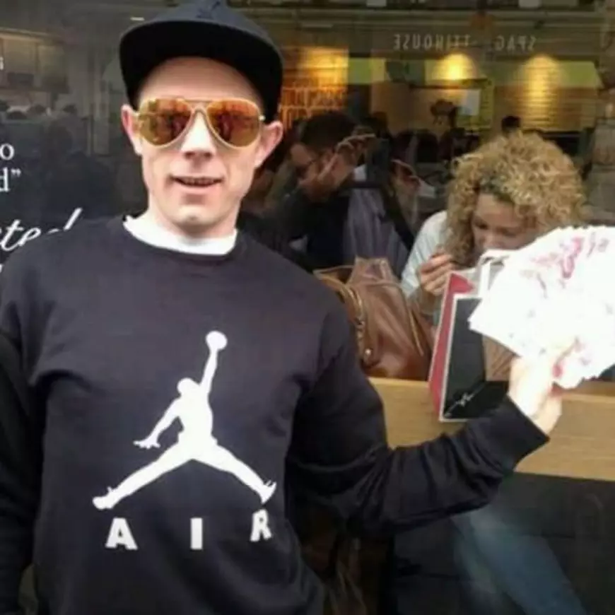 FOTO| Doi britanici au câştigat 4,6 milioane euro la loto, dar s-au dat de gol că au cumpărat talonul cu un card furat