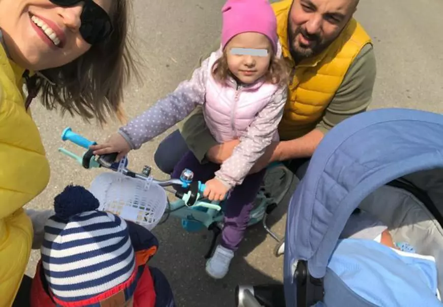 Mirela Vaida, selfie alături de soţ şi cei trei copii. „Atât a încăput în poză”