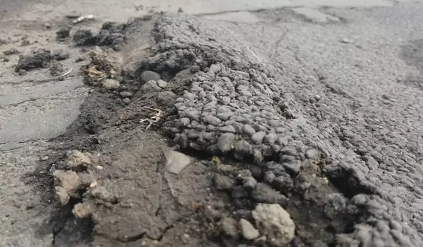 VIDEO | Asfalt turnat direct peste pământ pe o șosea din Ploiești, reabilitată „pe fonduri”. A costat 13,6 milioane de euro, a fost gata în 2016, iar acum se dezintegrează!