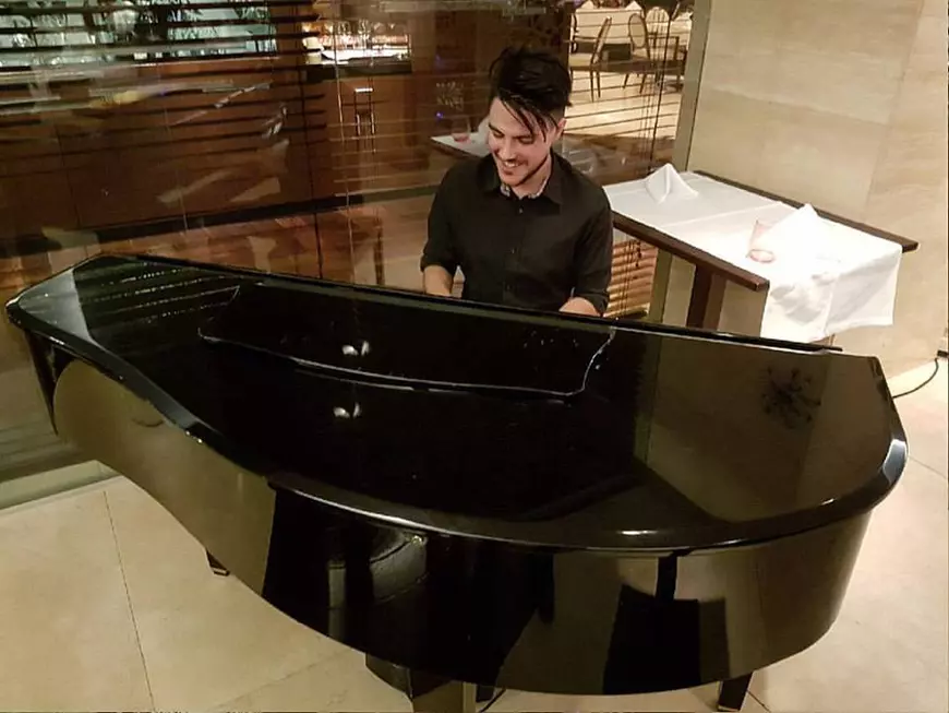 Pe urmele tatălui. Leo Iorga jr s-a lansat ca solist, în timp ce Leo Iorga senior e la tratament în Germania