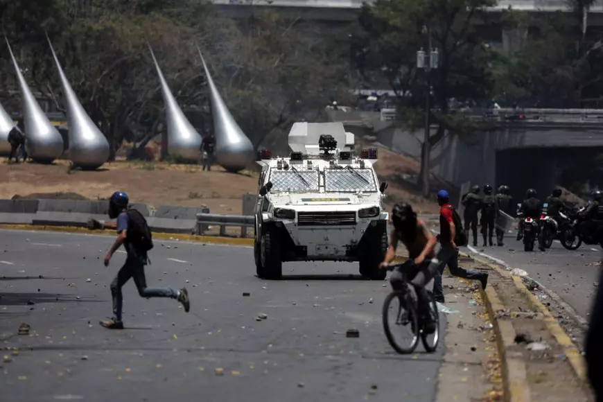 Zeci de răniți în confruntările violente din Venezuela! Susținătorii lui Guaido, călcați de tancurile militarilor loiali lui Maduro! IMAGINI ȘOCANTE