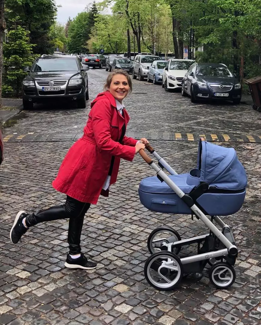 Mirela Vaida, la plimbare cu bebelușul nou-născut. E plină de energie