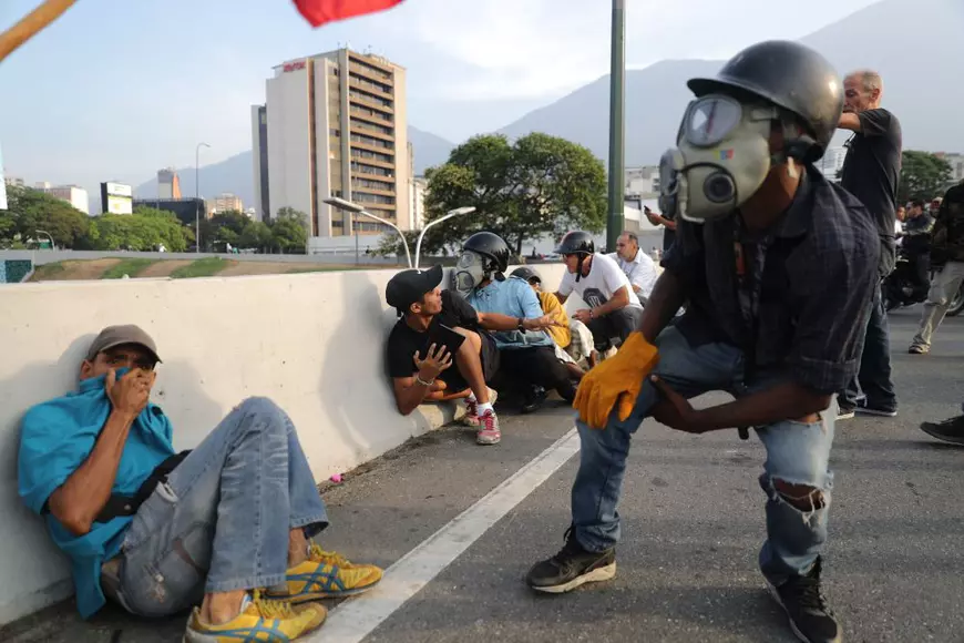 Zeci de răniți în confruntările violente din Venezuela! Susținătorii lui Guaido, călcați de tancurile militarilor loiali lui Maduro! IMAGINI ȘOCANTE