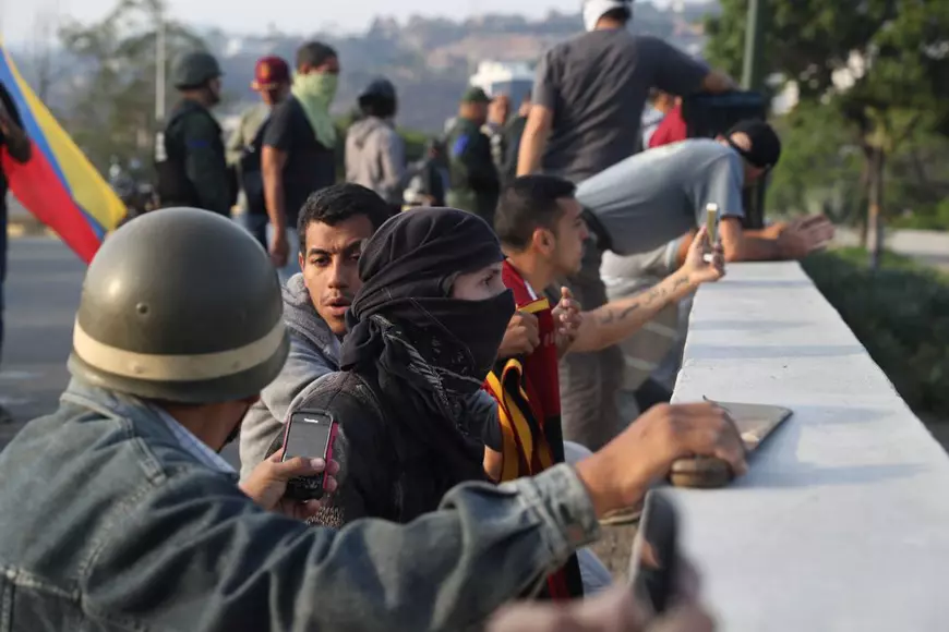 Zeci de răniți în confruntările violente din Venezuela! Susținătorii lui Guaido, călcați de tancurile militarilor loiali lui Maduro! IMAGINI ȘOCANTE