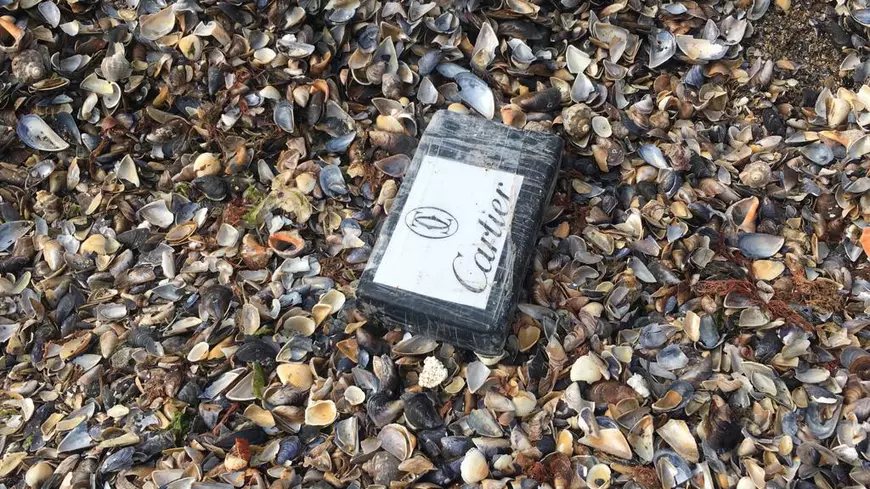 Peste 130 de kilograme de cocaină au fost găsite pe litoral în 48 de ore! Nume de cod precum „Cartier” și „CR-7”, scrise pe pachete