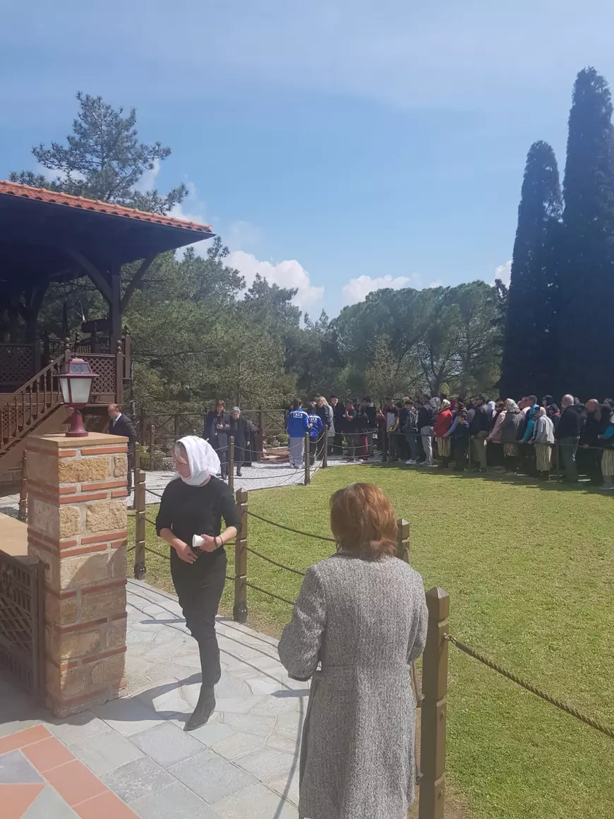 FOTO | Români la coadă la mânăstirea Suroti din Grecia, în duminica Floriilor