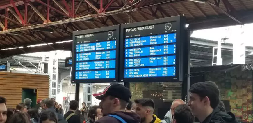 Aglomerație în Gara de Nord, înainte de începutul minivacanței de 1 mai. Mii de oameni, cu trenul spre destinația de distracție / FOTO&VIDEO