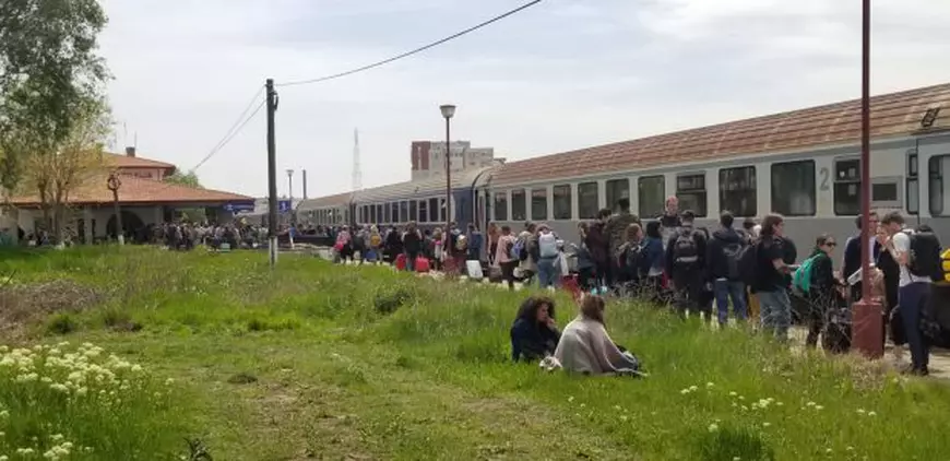 Aglomerație în Gara de Nord, înainte de începutul minivacanței de 1 mai. Mii de oameni, cu trenul spre destinația de distracție / FOTO&VIDEO
