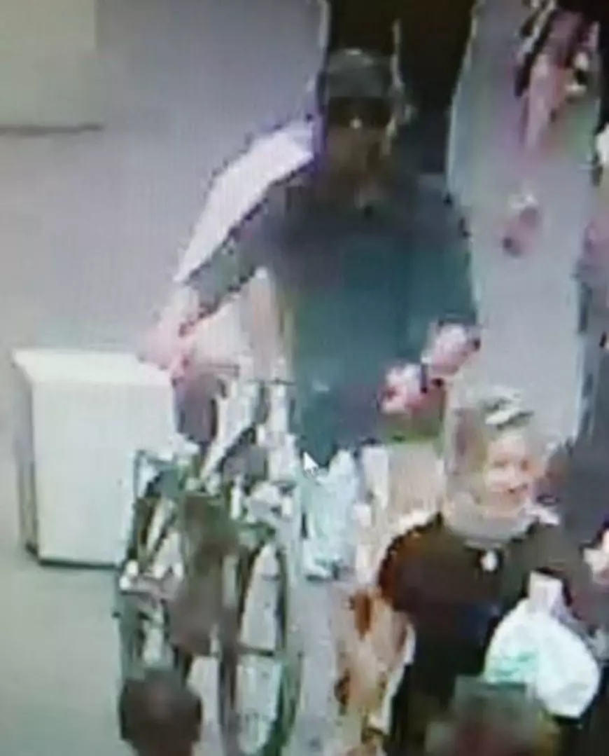 FOTO și VIDEO | Cel puțin 13 răniți la Lyon, după o explozie provocată de un dispozitiv artizanal. Prima imagine cu suspectul care a plantat bomba