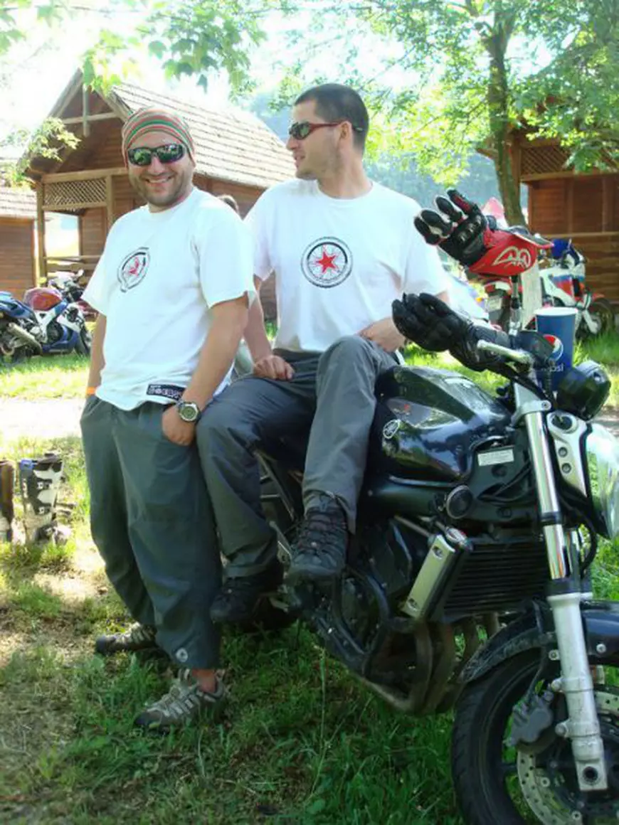 GALERIE FOTO | «Am votat ca să pot urla»! Motivația fabuloasă a lui Bogdan Dovleac, românul care a parcurs duminică 690 de km, în Africa, până la urne